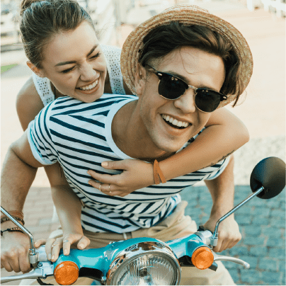 chico y chica en una moto